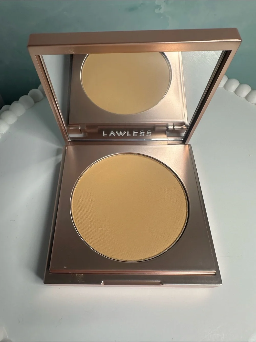 LAWLESS Skin-Smoothing Talc-Free Perfecting Powder MEDIUM TAN - NEW